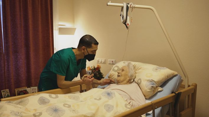 Pfleger aus Syrien betreut eine Seniorin. (Quelle: rbb)