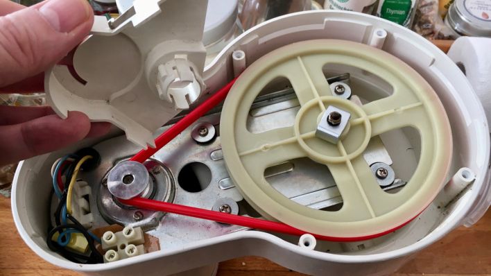 Reparatur einer Küchenmaschine (Quelle: rbb/Hans Ackermann)