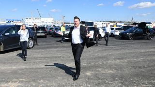 Elon Musk, Tesla-Chef, kommt auf die Baustelle der Tesla Gigafactory. (Quelle: dpa/Julian Stähle)