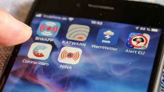 Verschiedene Warn-Apps, darunter die Notfall-Informations- und Nachrichten-App "Nina" des Bundesamts für Bevölkerungsschutz und Katastrophenhilfe, sind auf auf einem Smartphone zu sehen. (Quelle: dpa/Jens Kalaene)