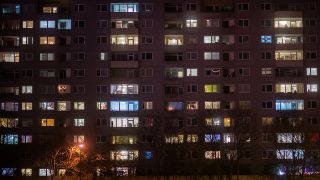 Symbolbild: Aus zahlreichen Wohnungen des Mehrfamilienhauses in Berlin leuchtet am Abend des 16.12.2020 Licht. (Quelle: dpa/Julian Stratenschulte)