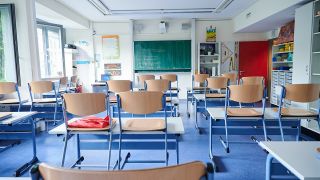 Symbolbild: Am 23.06.2021 sind Stühle in einem Klassenzimmer einer Grundschule in Prenzlauer Berg noch auf den Tischen. (Quelle: dpa/Annette Riedl)