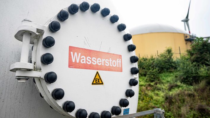 Archiv: Ein Wasserstoff-Tank steht im Enertrag-Hybridkraftwerk in Brandenburg. Im Enertrag-Hybridkraftwerk wird grüner Wasserstoff aus Windstrom hergestellt und in das Gasnetz eingespeist. (Quelle: Fabian Sommer/dpa)