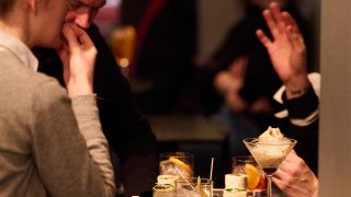 Symbolbild: Gäste essen und trinken am 15.01.2022 in der Bar Milano in Berlin und unterhalten sich. (Quelle: dpa/Annette Riedl)