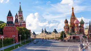 Der Kreml und die Basilikus-Kathedrale in Moskau im Februar 2022. (Quelle: dpa/Micha Korb)