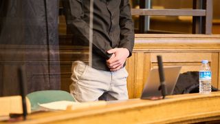 Ein 22-jähriger Angeklagter (r) steht am 02.03.2022 neben seinem Anwalt im Landgericht. (Quelle: dpa/Annette Riedl)