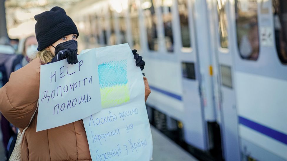Eine Helferin erwartet am 28.02.2022 Geflüchtete aus der Ukraine am Berliner Hauptbahnhof. (Quelle: dpa/Kay Nietfeld)