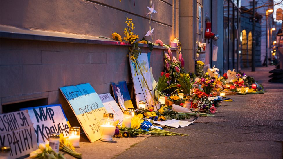Vor der Botschaft der Ukraine in Berlin liegen am 01.03.2022 Blumen und Kerzen. (Quelle: dpa/Christophe Gateau)