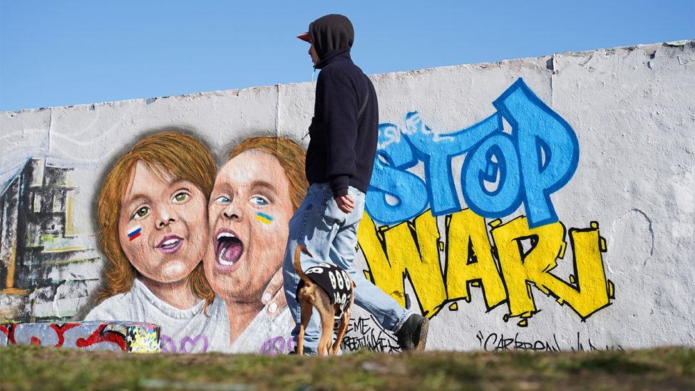 Ein Graffiti des Künstlers Eme Freethinker mit der Botschaft "Stop War!" ist am 01.03.2022 an einer ehemaligen Hinterlandmauer am Mauerpark zu sehen. (Quelle: dpa/Jörg Carstensen)
