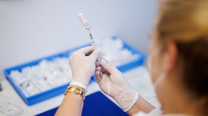 Eine Krankenschwester zieht in einem Impfzentrum den Impfstoff Nuvaxovid vom Hersteller Novavax auf eine Spritze auf. (Quelle: dpa/Matthias Balk)