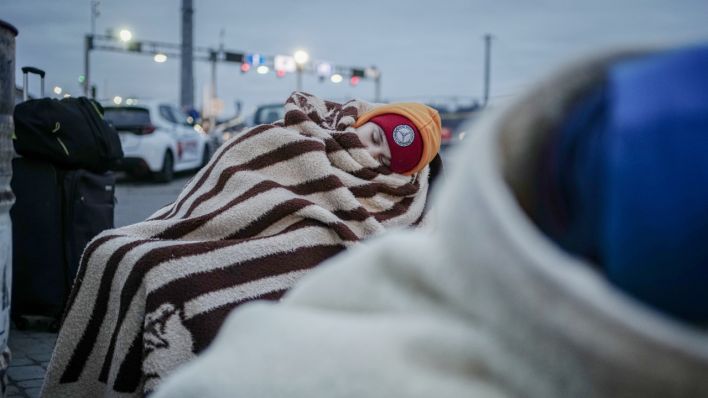Geflüchtete schlafen am frühen Morgen an der ukrainisch-polnischen Grenze in Medyka. (Quelle: dpa/Kay Nietfeld)