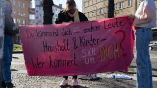 Anläßlich des Frauentages versammeln sich Teilnehmer an einer Kundgebung eines Bündnis aus feministischen Gruppen, Gewerkschafter, Klima- und Care-Aktivisten am Rosa-Luxemburg-Platz. (Quelle: dpa/Paul Zinken)