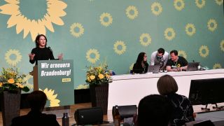 Annalena Baerbock (BÜNDNIS 90/DIE GRÜNEN), Bundesaußenministerin, spricht auf dem Landesparteitag der Brandenburger Grünen. (Quelle: dpa/Bernd Settnik)