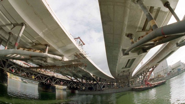 Archivbild: In elegantem Bogen spannt sich am 27.10.1999 die 260 Meter lange Humboldthafenbrücke über die Spree in Berlin. (Quelle: Bernd Settnik/dpa)