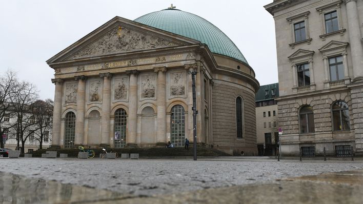Das Pflaster vor der St.-Hedwigs-Kathedrale des Erzbistums Berlin ist am 31.01.2018 nassgeregnet. (Quelle: dpa/Maurizio Gambarini)