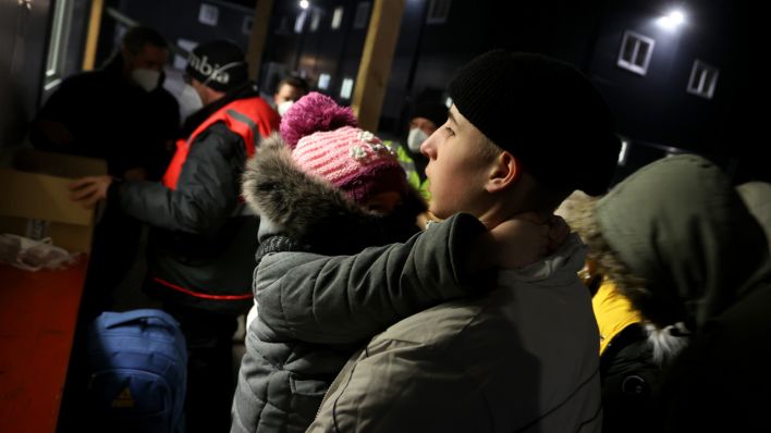 Geflüchtete Menschen aus der Ukraine registrieren sich, nach ihrer Ankunft aus Berlin, vor einer ehemaligen Quarantäne-Einrichtung (Quelle: DPA/Karl-Josef Hildenbrand)