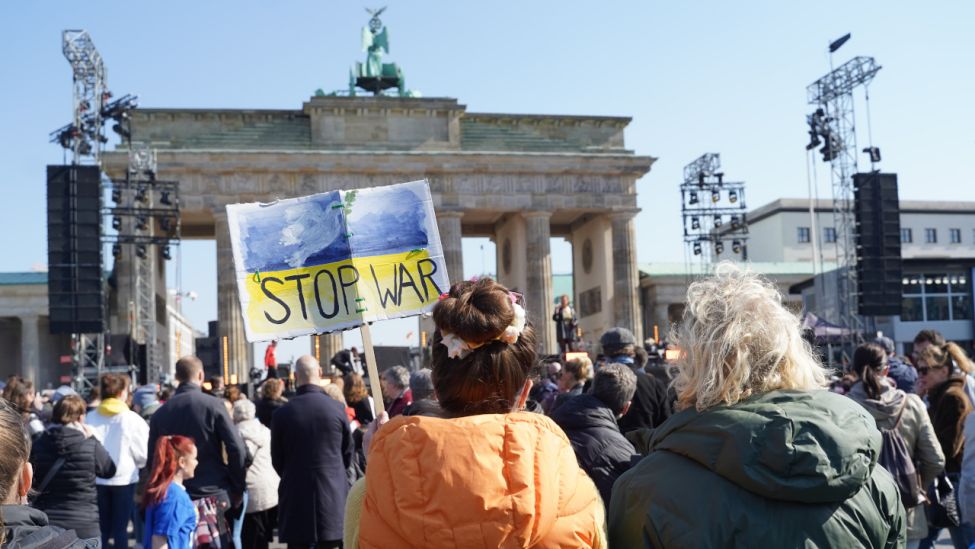 Teilnehmer der Solidaritätskundgebung "Sound of Peace" vor dem Brandenburger Tor (Quelle: DPA/Jörg Carstensen)