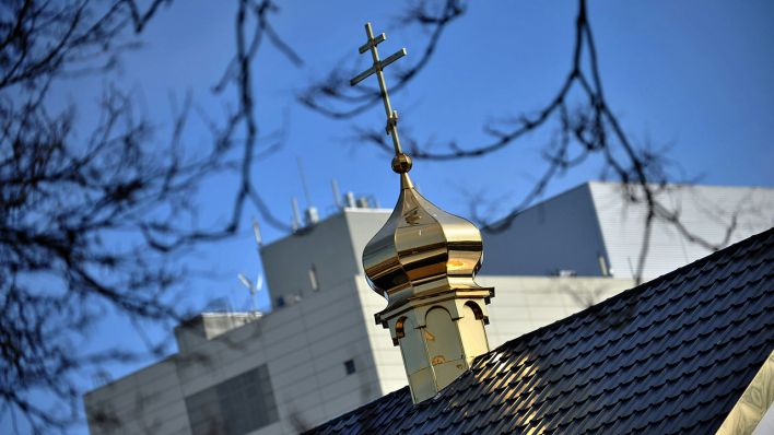 Der vergoldete Turm der russisch-orthodoxen Kirche _Schutz der Gottesmutter_ an der Wintersteinstraße in Berlin (Quelle: dpa/Paul Zinken)