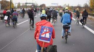 Zahlreiche Fahrradfahrer sind bei einer Fahrrad-Demonstration auf der A100 unterwegs (Bild: dpa/Jörg Carstensen)