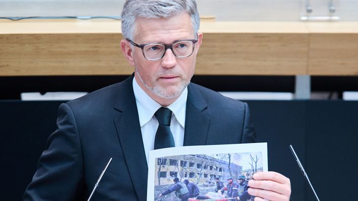 Andrej Melnyk, Botschafter der Ukraine in Deutschland, ist Gast im Abgeordnetenhaus und zeigt ein Bild vom Krieg in der Ukraine. (Quelle: dpa/A. Riedl)