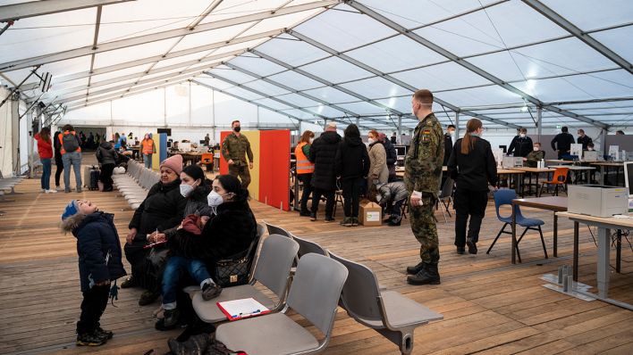 Symbolbild: Soldaten der Bundeswehr helfen Flüchtlingen aus der Ukraine in einem neu errichteten Ankunftszentrum auf dem Rollfeld vom ehemaligen Flughafen TXL. (Quelle: dpa/C. Gateau)