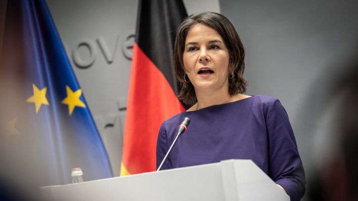 Annalena Baerbock (Bündnis90/Die Grünen), Außenministerin, spricht bei einer Pressekonferenz. (Quelle: dpa/Michael Kappeler)
