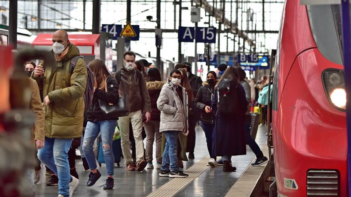 Zu- und aussteigende Fahrgäste am Bahnhof (Quelle: dpa/Daniel Kubirski)