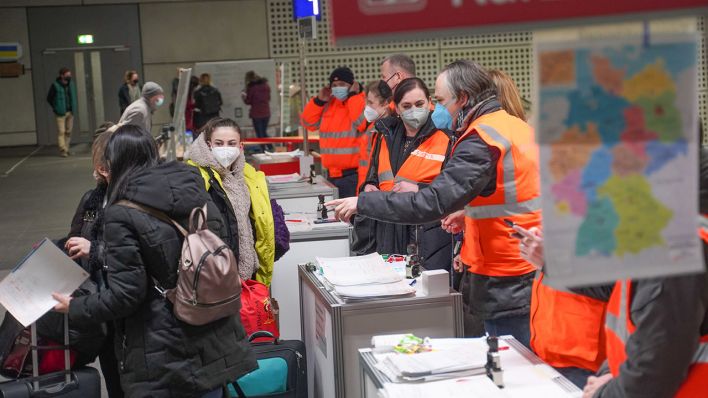 Ukrainische Geflüchtete erhalten kostenlose Bahntickets im Berliner Hauptbahnhof (Bild: dpa/Jörg Carstensen)