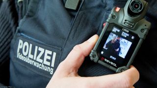 Ein Bundespolizist zeigt im Berliner Ostbahnhof eine Bodycam zur Videoüberwachung (Quelle: dpa/Kay Nietfeld)