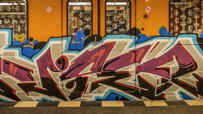 Archivbild: Eine mit Graffiti beschmierte U-Bahn. (Quelle: dpa/Schoening)