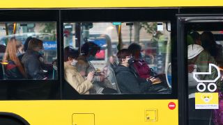 Menschen tragen waehrend der Corona-Pandemie in einem Bus der BVG Masken gegen das Coronavirus. (Quelle: dpa/Wolfram Steinberg)