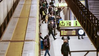 Personen steigen aus einer U-Bahn am Berliner Hauptbahnhof aus (Bild: dpa/Annette Riedl)