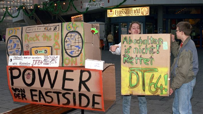Archivbild: Aktion für den Erhalt des Jugendradios DT 64 auf dem Berliner Alexanderplatz am 17.12.1991. (Quelle: dpa/Jan Bauer)