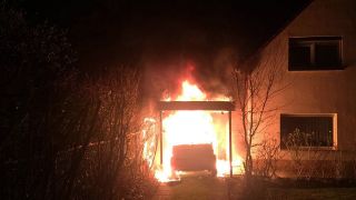 Ein brennendes Fahrzeug steht in Berlin-Neukölln in der Garage von Linken-Politiker Ferat Kocak. (Quelle: dpa/Die Linke Berlin)