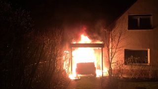 Ein brennendes Fahrzeug steht in Berlin-Neukölln in der Garage von Linken-Politiker Ferat Kocak. (Quelle: dpa/Ferat Kocak)
