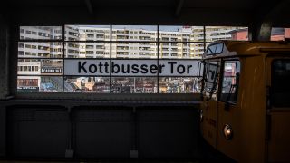 "Kottbusser Tor" steht auf den Scheiben des gleichnamigen U-Bahnhofs. (Quelle: dpa/Paul Zinken)