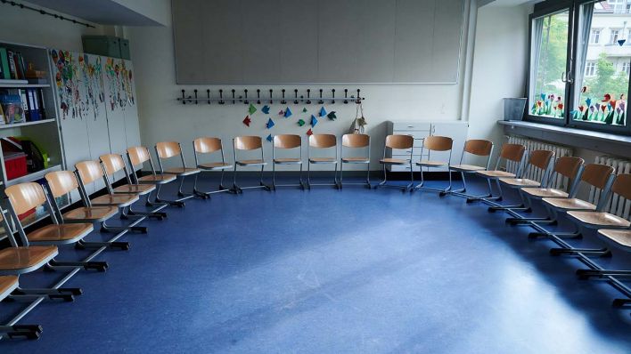Die Stühle im Klassenzimmer einer Grundschule in Prenzlauer Berg stehen im Kreis. (Quelle: dpa/Annette Riedl)