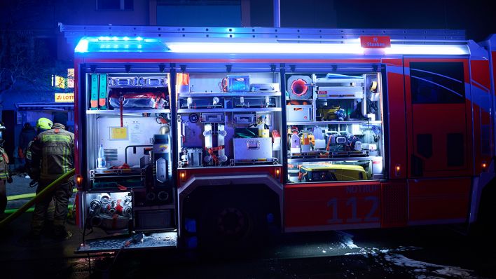 Ein geöffnetes und beleuchtetes Einsatzfahrzeug der Feuerwehr steht in der Maulbeerallee im Berliner Stadtteil Staaken. (Quelle: dpa/Annette Riedl)