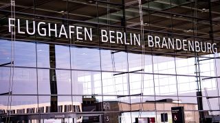 Der Schriftzug an der Haupthalle des Flughafens Berlin Brandenburg (BER). (Quelle: dpa/Fabian Sommer)