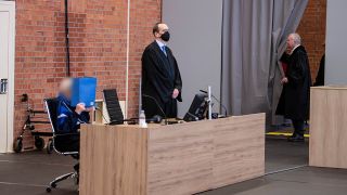 Udo Lechtermann (r), Vorsitzender Richter, kommt zum angeklagten ehemaligen KZ-Wachmann (l) sein Anwalt Stefan Waterkamp in den Gerichtssaal in einer Turnhalle. (Quelle: dpa/Fabian Sommer)