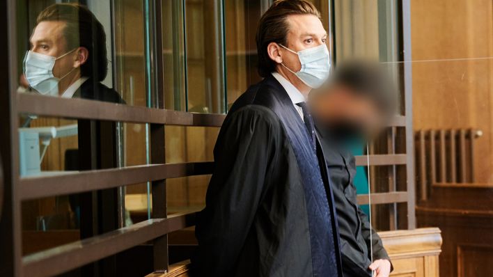 Ein 22-jähriger Angeklagter (r.) steht neben seinem Anwalt im Landgericht. Der Prozess gegen den mutmaßlichen Fahrer nach einem Unfall mit drei Toten in Berlin Treptow. (Quelle: dpa/Annette Riedl)