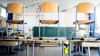 Stühle stehen nach Schulschluss auf den Tischen in einem Unterrichtsraum. (Quelle: dpa/Hauke-Christian Dittrich)