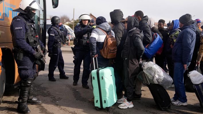 Menschen, die vor dem Krieg in der Ukraine geflohen sind, warten am polnischen Grenzübergang auf einen Bus. (Quelle: dpa/Markus Schreiber)