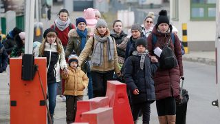Frauen und Kinder kommen nach ihrer Flucht aus der Ukraine am Grenzübergang an. (Quelle: dpa/Visar Kryeziu)