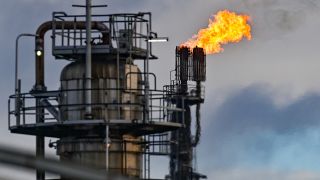In der PCK-Raffinerie GmbH wird überschüssiges Gas in der Rohölverarbeitungsanlage verbrannt. (Quelle: dpa/Patrick Pleul)