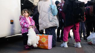 Flüchtling Nika (3) aus der Ukraine steht nach ihrer Ankunft in Deutschland an der ukrainisch-katholischen Kirche St. Wolodymyr. (Quelle: dpa/Julian Stratenschulte)