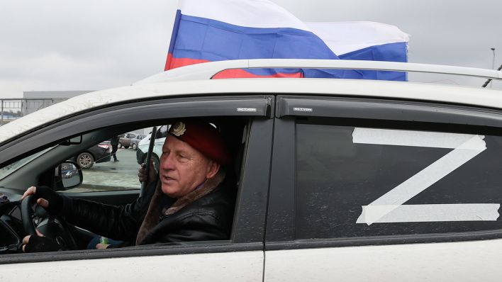 Ein Auto mit dem pro-russischen "Z" Zeichen. (Quelle: dpa/Sergei Malgavko)