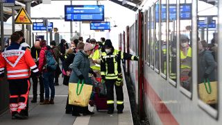 Flüchtlinge aus der Ukraine sind mit einem Sonderzug aus Warschau angekommen und steigen nach der Kontrolle durch die Bundespolizei vom Nachbarbahnsteig in einen Sonderzug (r) der Deutschen Bahn nach Berlin ein. (Quelle: dpa/Soeren Stache)