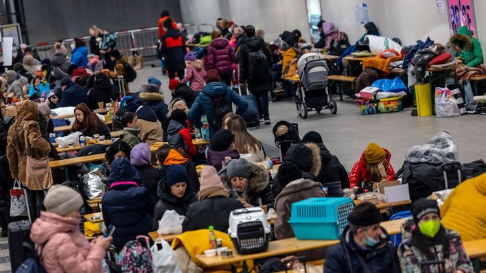 Menschen warten in der Anlaufstelle für Flüchtlinge aus der Ukraine auf dem Hauptbahnhof. (Quelle: dpa/Michael Hanschke)