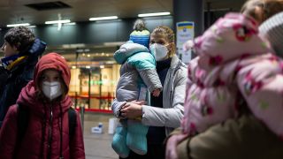 Sveta aus dem ukrainischen Saporischschja, ihr einjähriges Kind, ihre Mutter und weiter ihrer Kinder kommen auf dem Hauptbahnhof an. (Quelle: dpa/Michael Hanschke)
